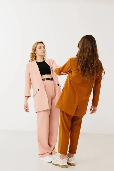 Snygga Unga Kvinnor Pastellkläder Står Tillsammans Mode Koncept Stockfoto — Stockfoto