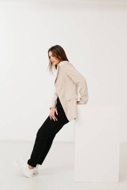 Blazer Giyen Kadın Stüdyo Portresi