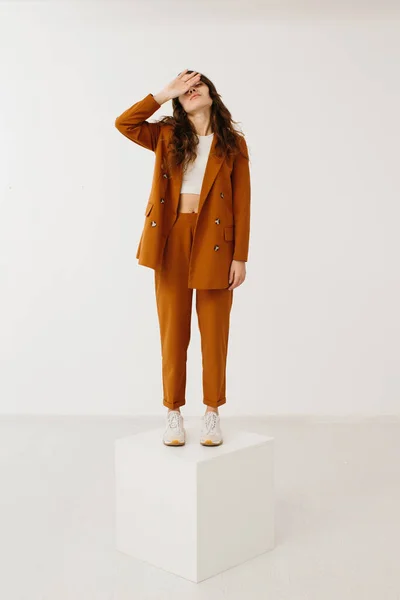 Süslü Pastel Ceket Şık Ayakkabıları Olan Genç Bir Kadın Stüdyoda — Stok fotoğraf
