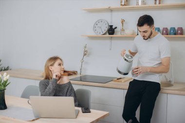 Genç çift Kitche 'de kahvaltı yapıyor.