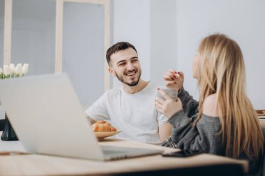 Genç çift Kitche 'de kahvaltı yapıyor.