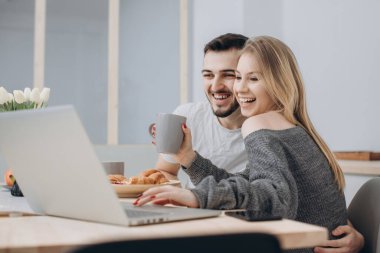 Genç çift Kitche 'de kahvaltı yapıyor.