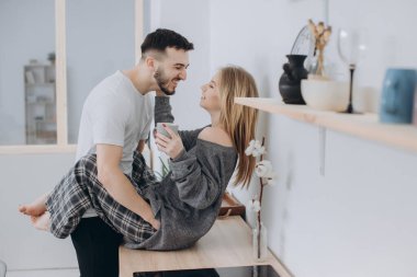 Genç çift bir romantik evde mutfakta Kahvaltı