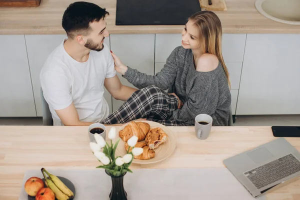 Pareja Joven Desayunando Kitche —  Fotos de Stock