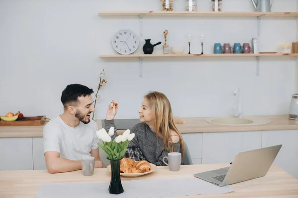 Young Couple Having Breakfast Kitche — Stock Photo, Image