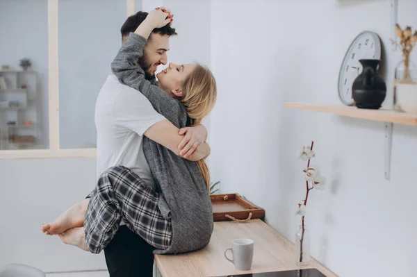 Jovem Casal Tomando Café Manhã Romântico Casa Cozinha — Fotografia de Stock