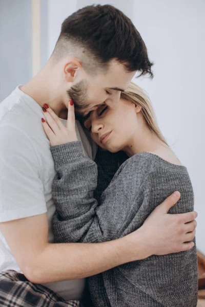 Pareja Joven Tomando Desayuno Romántico Casa Cocina —  Fotos de Stock