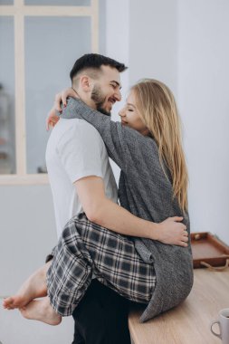 Genç çift bir romantik evde mutfakta Kahvaltı