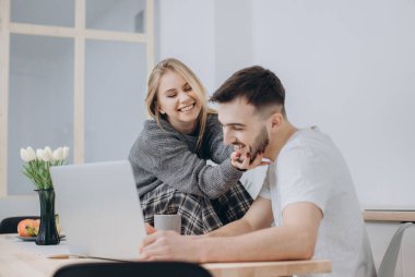 Genç çift bir romantik evde mutfakta Kahvaltı