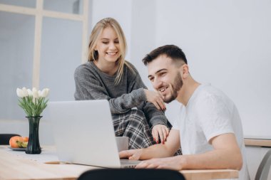 Genç çift bir romantik evde mutfakta Kahvaltı