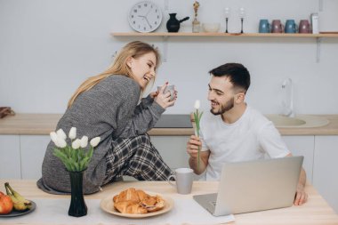 Genç çift bir romantik evde mutfakta Kahvaltı