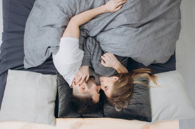 Şehvetli çift yatak sarılma içinde