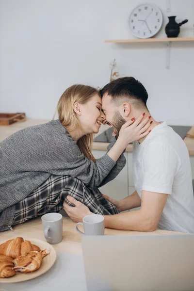 Pasangan Muda Memiliki Sarapan Romantis Rumah Dapur — Stok Foto