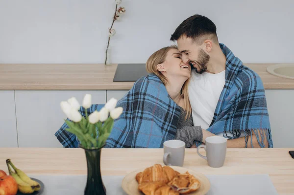 台所で 自宅でロマンチックな朝食を持っている若いカップル — ストック写真