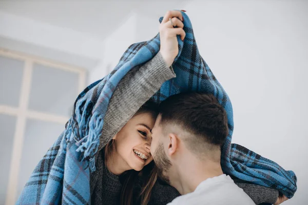 Pareja Joven Divirtiéndose Una Cocina Moderna Envuelta Una Manta Caliente —  Fotos de Stock