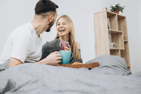 Casal Feliz Romântico Tomando Café Manhã Cama — Fotografia de Stock