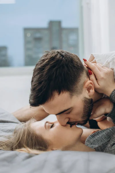 Пассионарная Женщина Нежно Целует Мужчину Романтическими Поцелуями Лежа Кровати — стоковое фото