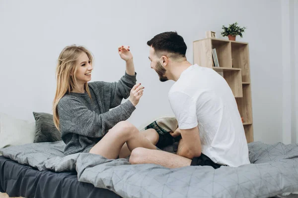 Pareja Feliz Teniendo Pelea Almohadas Habitación Del Hotel —  Fotos de Stock