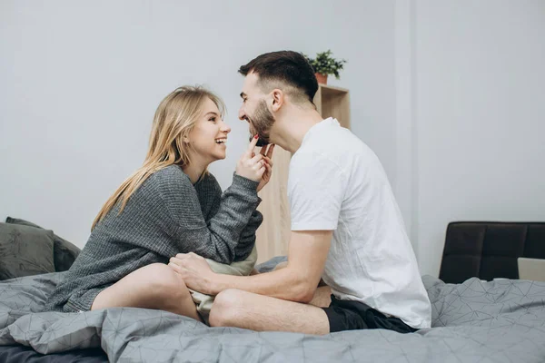 Junges Glückliches Verliebtes Paar Hat Spaß Zusammen Schlafzimmer Hause — Stockfoto