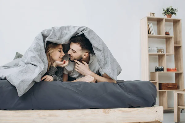 Happy Couple Having Fun Bed Blanket — Stock Photo, Image