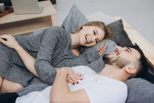 Young Happy Couple Love Having Fun Together Bedroom Home — Stock Photo, Image
