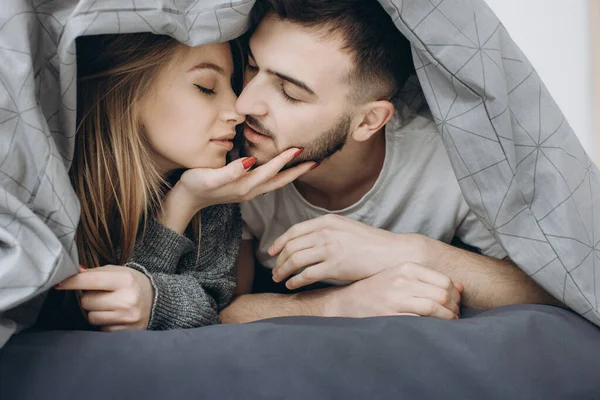 Leidenschaftliche Frau Küsst Mann Sanft Mit Romantischen Küssen Verlangen Auf — Stockfoto