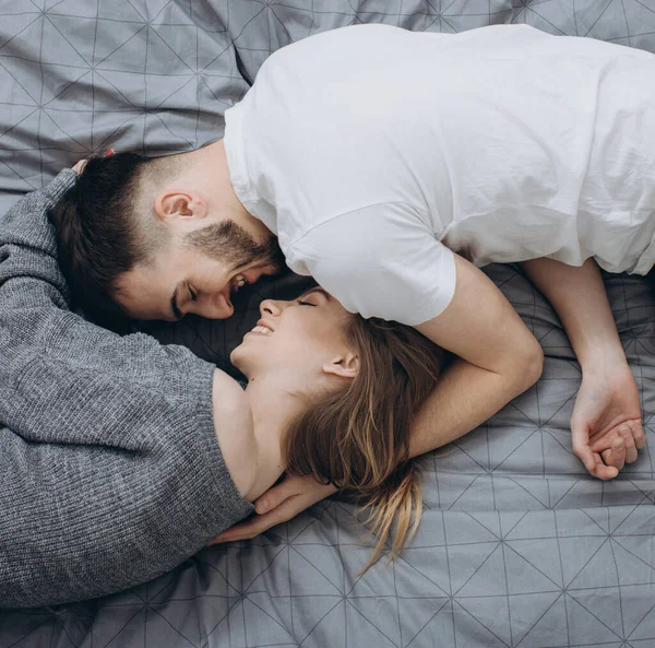 Pasangan Sensual Tempat Tidur Berpelukan — Stok Foto