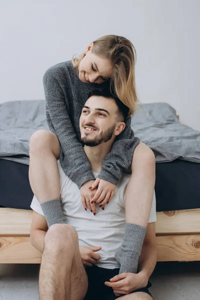 Jovem Casal Feliz Apaixonado Divertindo Juntos Quarto Casa — Fotografia de Stock