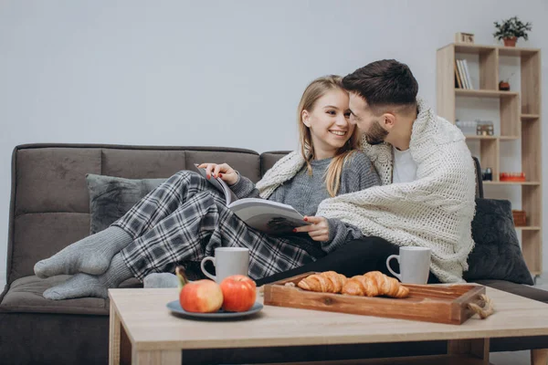 Verliebtes Paar Das Morgens Nach Dem Aufstehen Auf Der Couch — Stockfoto