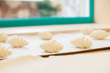 Tepside çiğ çapraz ateşte pişmeye hazır.