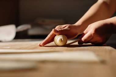 Dişi Eller Rolls Royce 'a yuvarlanıyor, Kruvasan yapan Pasta Süreci. Seçili Odaklanma, Fırın Konsepti