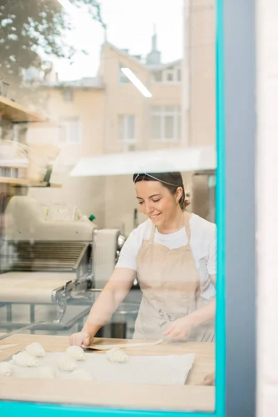 Woman Baker Making Croissants Bakery Standing Front Window — ストック写真