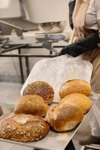 Female Baker Using Peel Take Out Loaf Bread Oven Bakery — Stockfoto