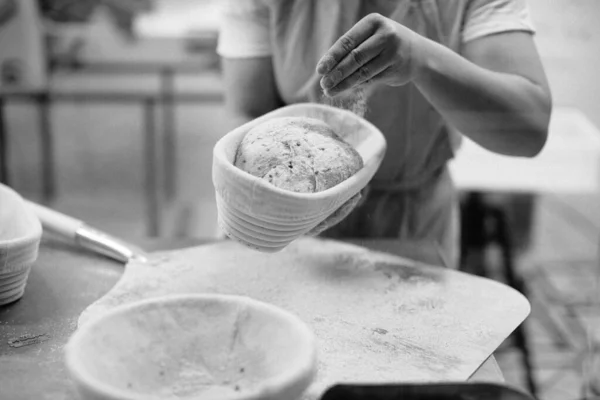 Piekarka Posypuje Mąką Bochenki Kształcie Chleba Stylu Rustykalnym Chlebem Przed — Zdjęcie stockowe