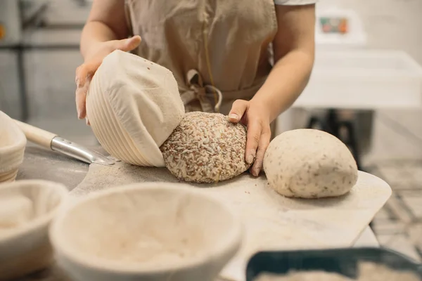 Female Baker Prepares Bread Baking Oven — Zdjęcie stockowe