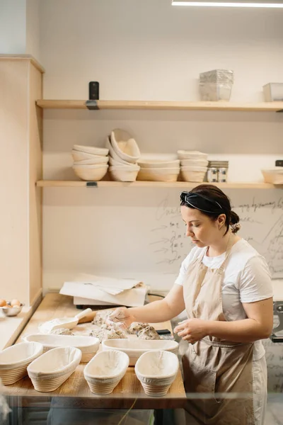 Female Baker Kneading Dough Bakery Sho — Fotografia de Stock
