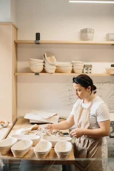 Female Baker Kneading Dough Bakery Sho — Zdjęcie stockowe