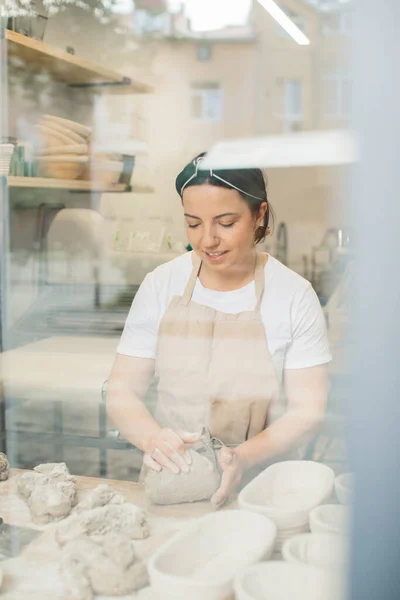 Female Baker Kneading Dough Bakery Sho — Stock Photo, Image