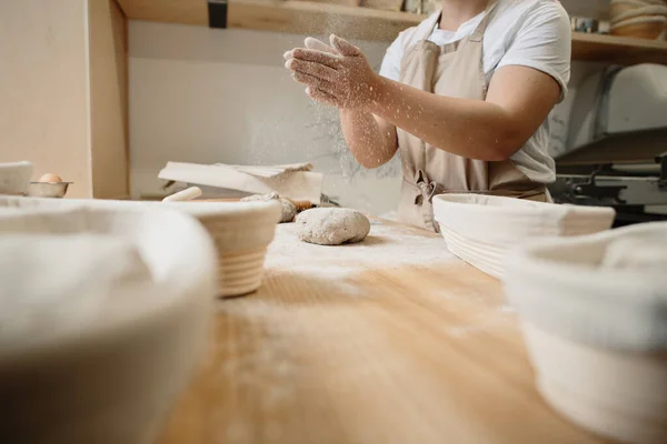 Woman Sprinkles Flour Dough Lies Table Bakery Shop — Fotografia de Stock