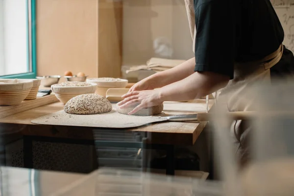 Der Bäcker Streut Mehl Auf Das Rohe Brot Das Auf — Stockfoto