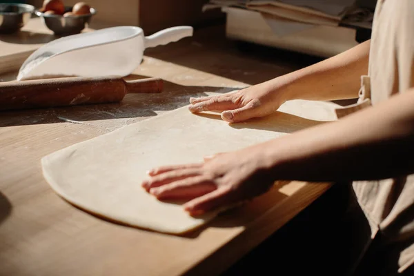 Woman Hands Rolling Out Dough Flour Rolling Pin Bakery — Zdjęcie stockowe