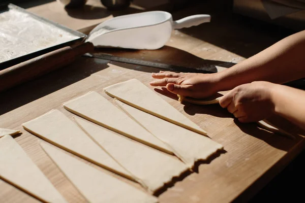 Kobieta Ręce Rolling Ciasto Rolls Proces Pieczenia Dokonywanie Croissant Wybrane — Zdjęcie stockowe