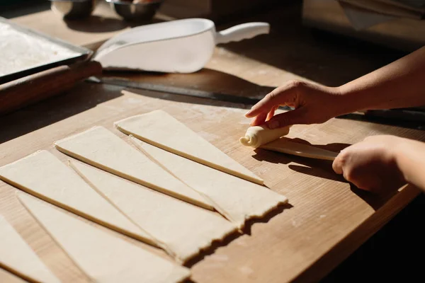 Kobieta Ręce Rolling Ciasto Rolls Proces Pieczenia Dokonywanie Croissant Wybrane — Zdjęcie stockowe