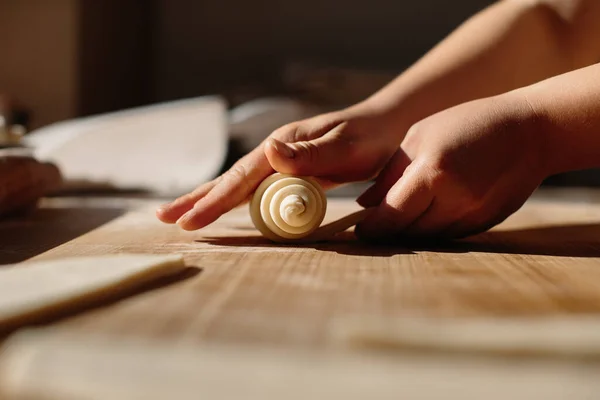 Mains Féminines Rouler Pâte Rouleaux Processus Cuisson Faisant Croissant Focus — Photo