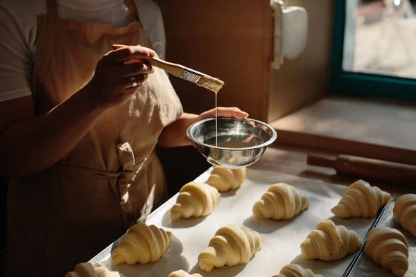Samičí Pekařské Nátěry Syrové Croissanty Štětcem Žloutku Proces Vaření — Stock fotografie