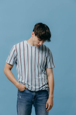 Mavi arka planda genç bir adamın duygusal portresi..