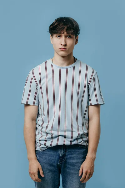 Emotioneel Portret Van Een Jonge Man Een Blauwe Achtergrond — Stockfoto