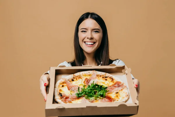 Joyful Brunette Vrouw Met Smakelijke Pizza Geïsoleerd Beige Achtergrond — Stockfoto