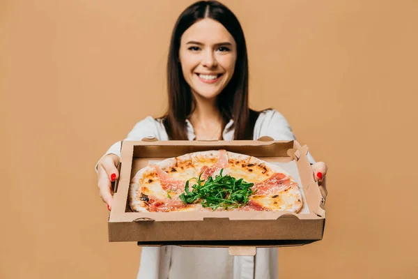 Joyful Brunette Vrouw Met Lekkere Pizza Geïsoleerd Beige Achtergrond Selectieve — Stockfoto