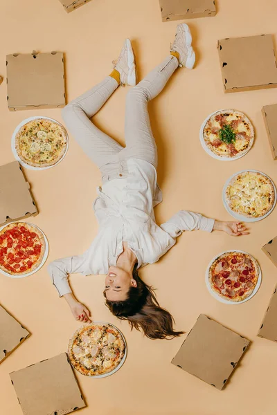 Photo Pop Art Style Girl Lot Pizza Colored Background — ストック写真